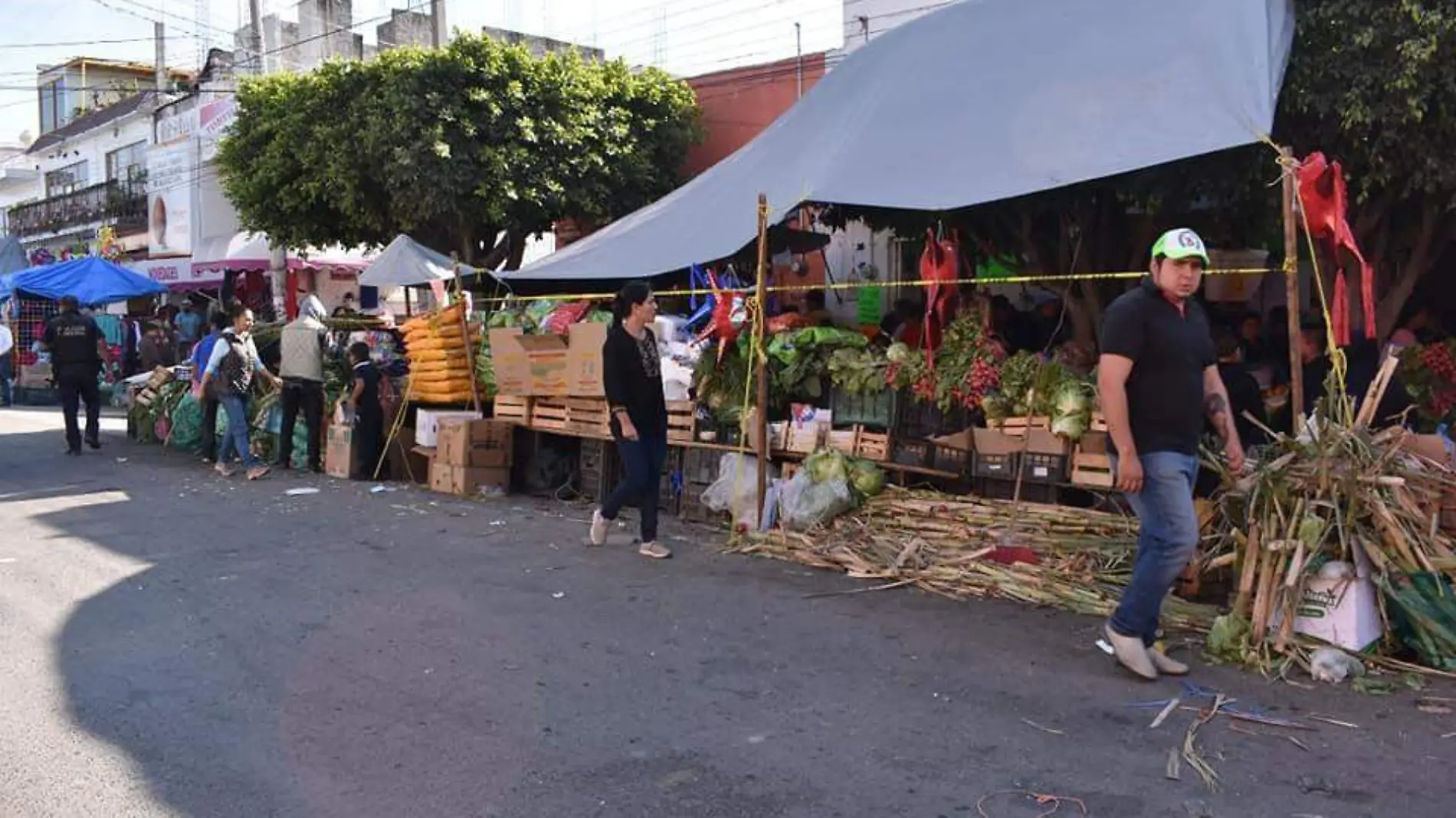 De nueva cuenta se efectuará el operativo el 31 de diciembre, para evitar que los comercios se extiendan a la banqueta y la zona de rodamiento. Foto Especial